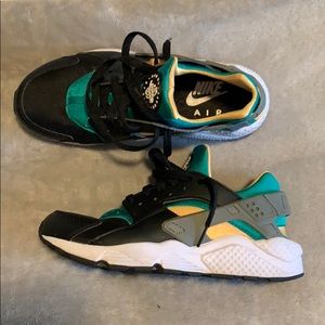 Nike air Huarache size 7.5 in women’s